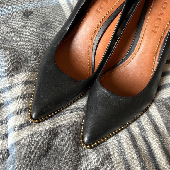 Coach women's pump with beadchain - Picture 4 of 11